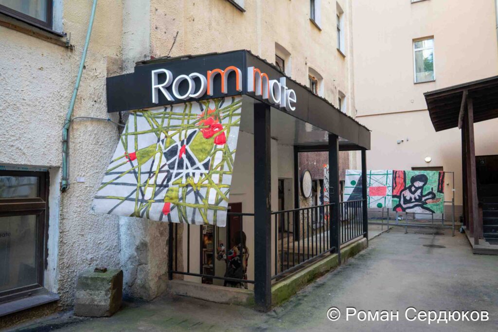 Вид экспозиции выставки Клары Голицыной «Ветер времени» в галерее Roommate: вход в галерею Roommate с работой на козырьке