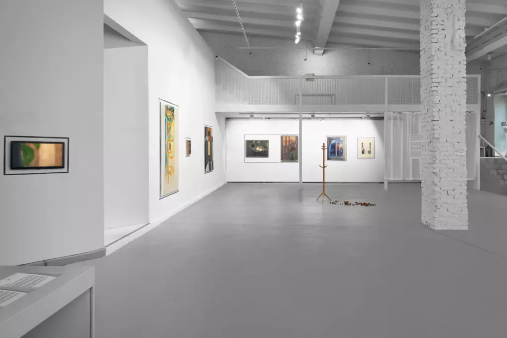 Комнаты Вид экспозиции выставки «Комнаты» в галерее pop/off/art: анфилада залов, видеоработа и крупноформатная графика