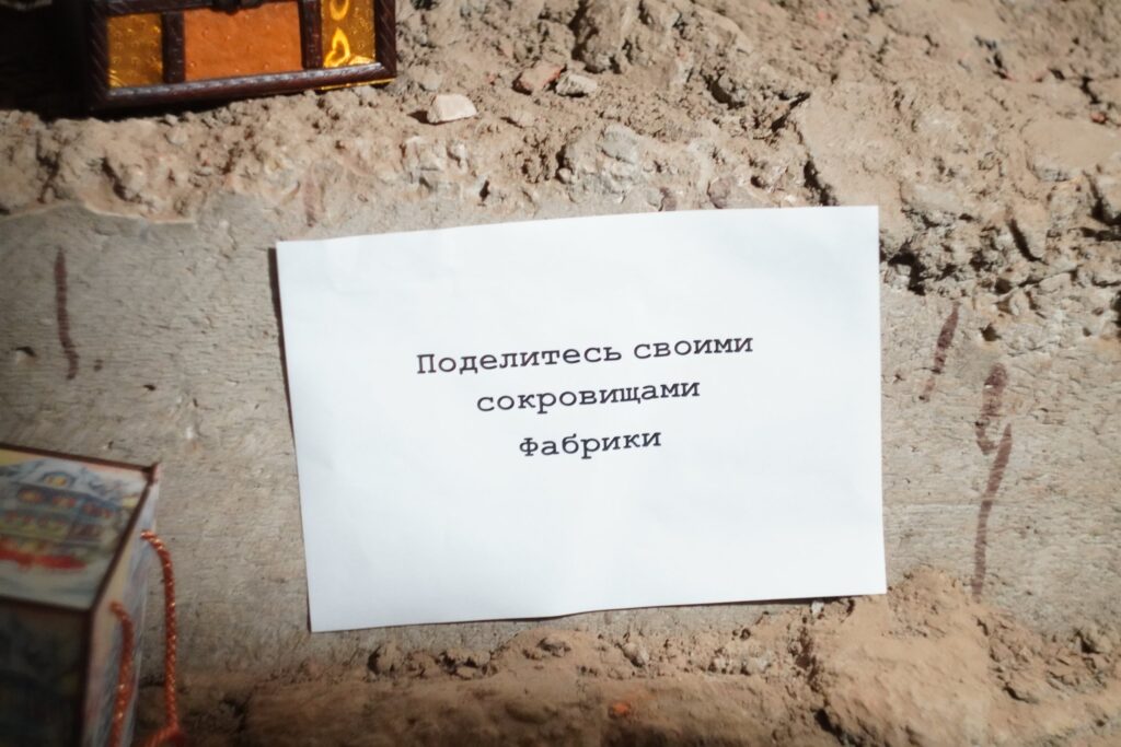 Зал ожидания Вид экспозиции выставки «Зал ожидания» в галерее Бомба