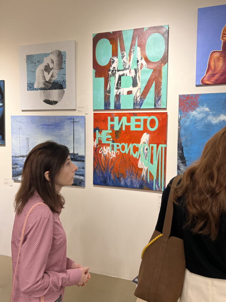 Работа на выставке «Регионы. Ничего не происходит» в Галерее ФайнАрт