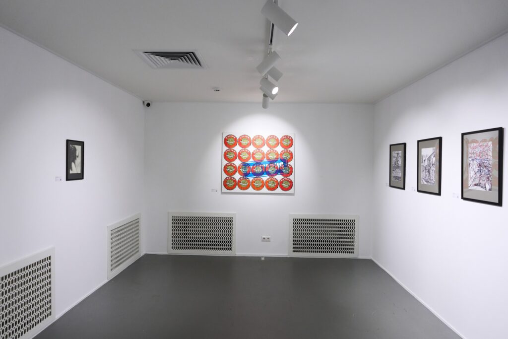 Вид экспозиции выставки «Имитаторы» в SISTEMA GALLERY