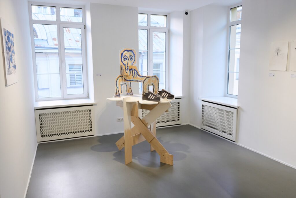 Вид экспозиции выставки «Имитаторы» в SISTEMA GALLERY