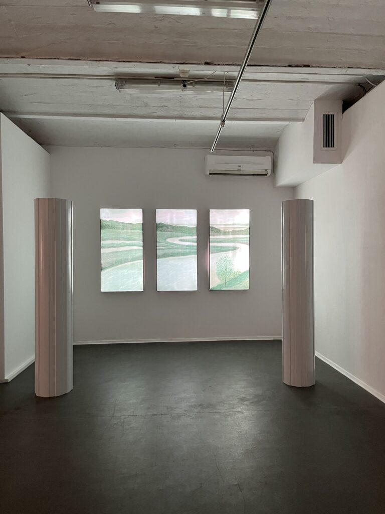 Вид экспозиции выставки «Поворот реки» Алёны Троицкой в Открытых студиях Винзавода