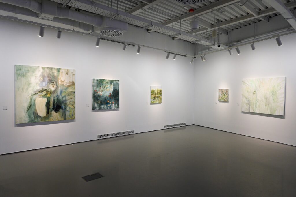 Вид экспозиции выставки Анны Касс «Вейся, синяя тишь» в SISTEMA GALLERY