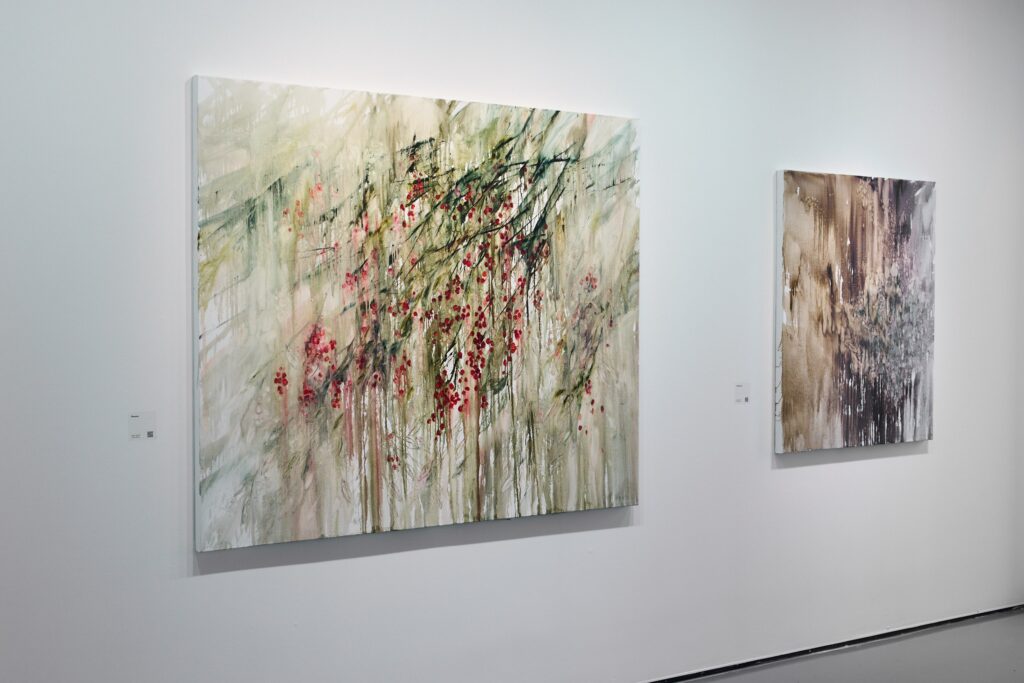 Вид экспозиции выставки Анны Касс «Вейся, синяя тишь» в SISTEMA GALLERY