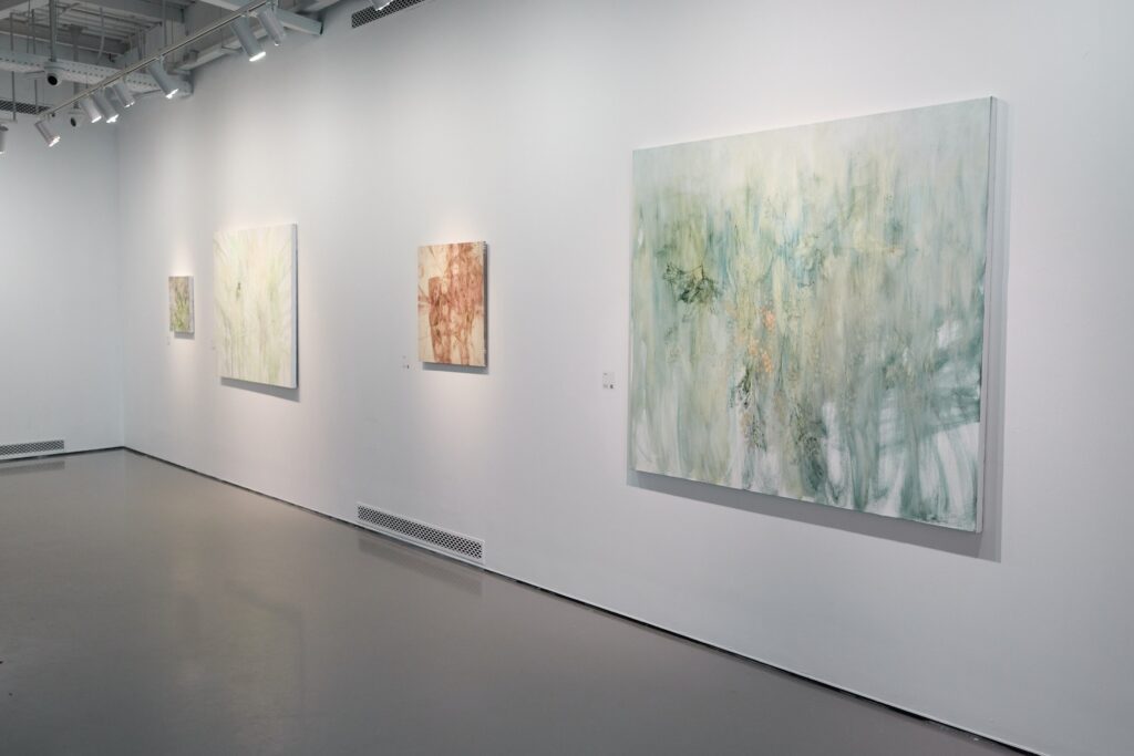 Вид экспозиции выставки Анны Касс «Вейся, синяя тишь» в SISTEMA GALLERY