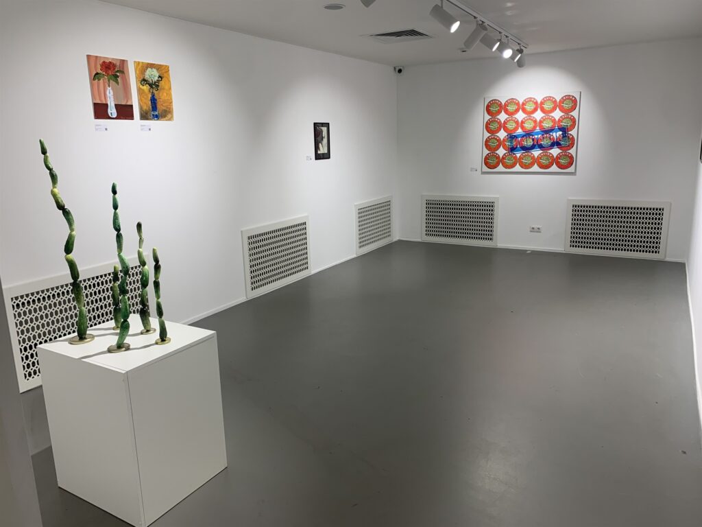 Вид экспозиции выставки «Имитаторы» в SISTEMA GALLERY