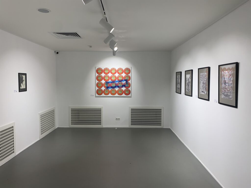 Вид экспозиции выставки «Имитаторы» в SISTEMA GALLERY
