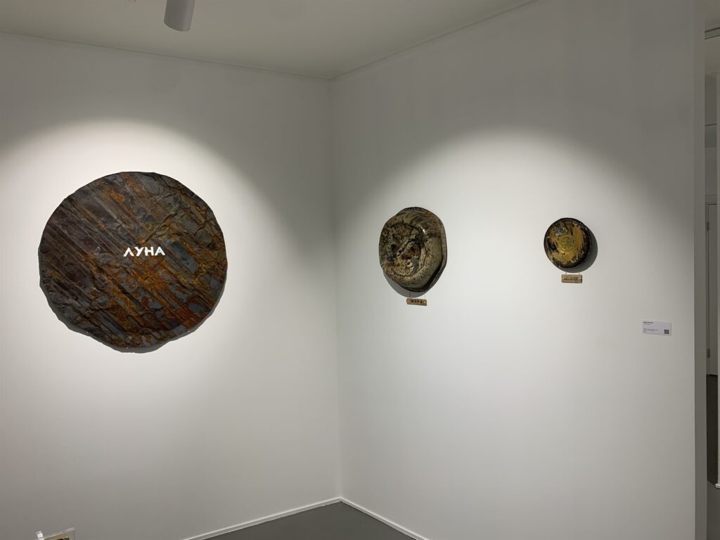 Вид экспозиции выставки «Имитаторы» в SISTEMA GALLERY