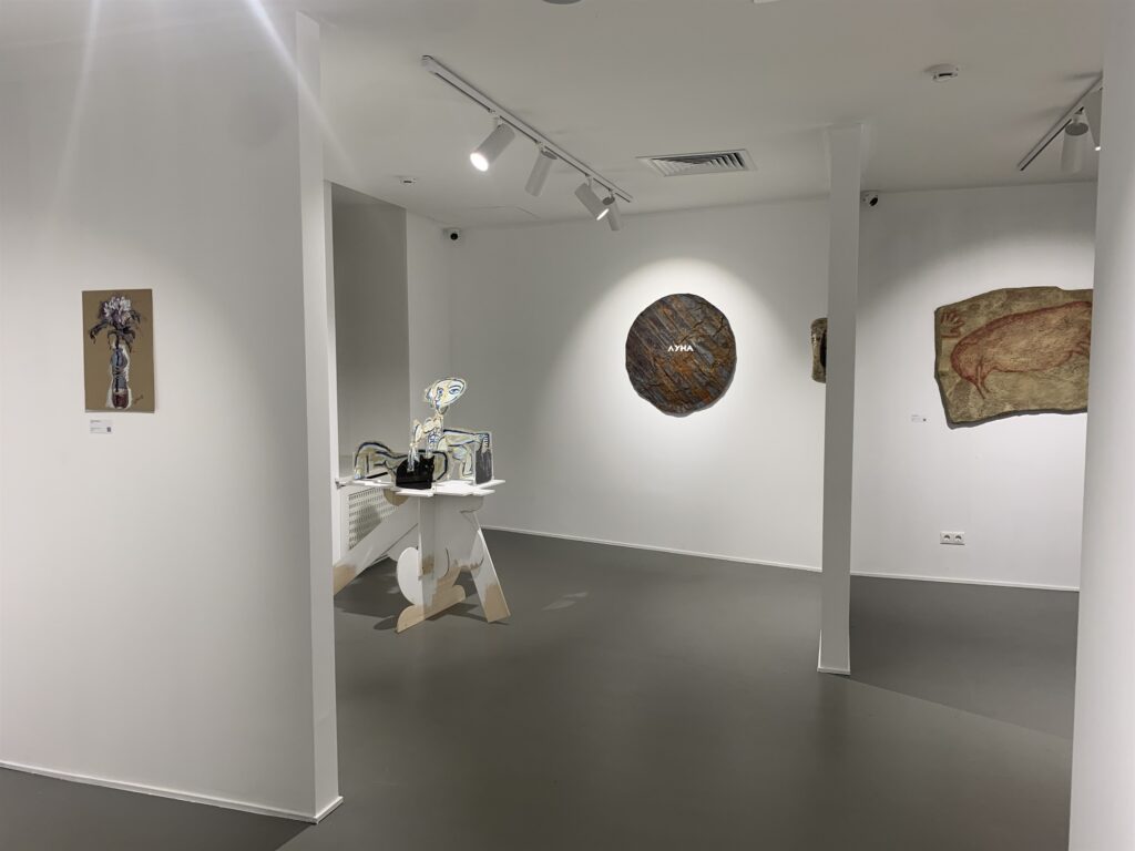 Вид экспозиции выставки «Имитаторы» в SISTEMA GALLERY