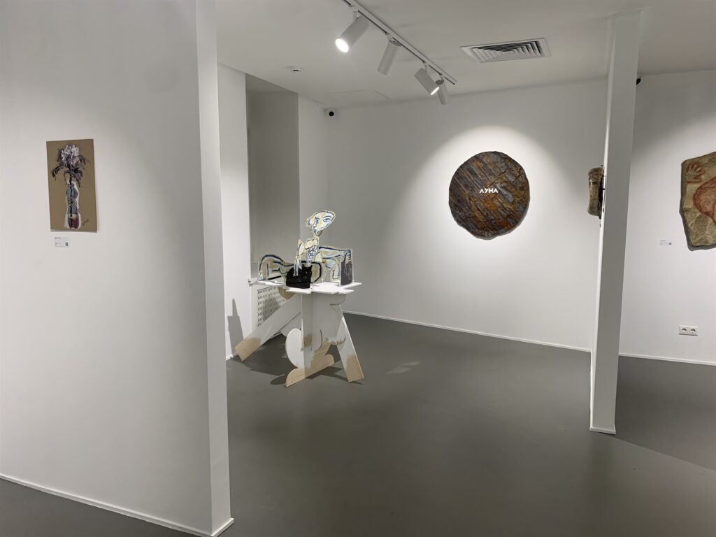 Вид экспозиции выставки «Имитаторы» в SISTEMA GALLERY