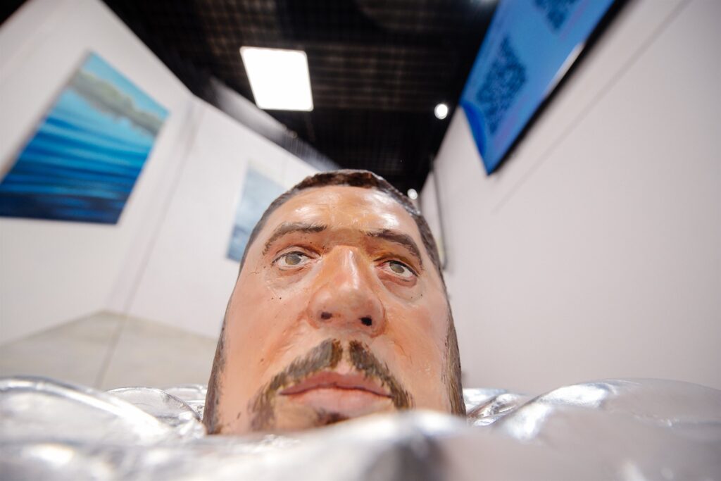 Работа на выставке «Отель на краю Вселенной» в Московских мастерских